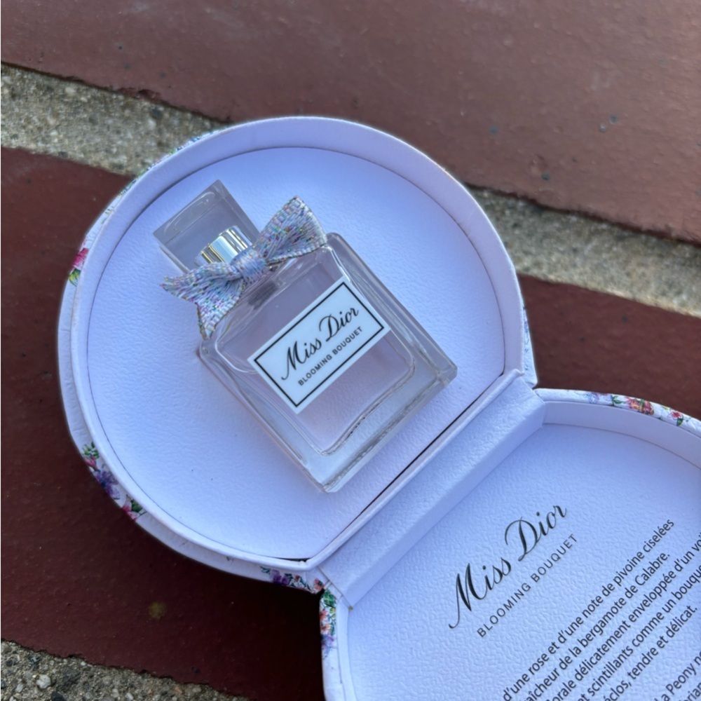 Miss Dior Floral Compact - Picture 4 of 5